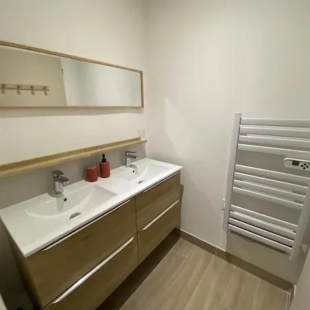 Appartement Familial, 2 Chambres, En Rdc Sur Cour Saint-Florentin  Exterior photo