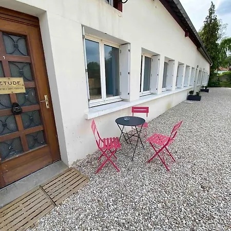 Appartement Familial, 2 Chambres, En Rdc Sur Cour Saint-Florentin  Exterior photo